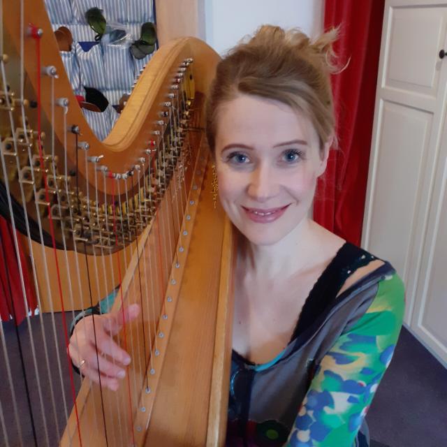 Juliane Bärwaldt an der Harfe