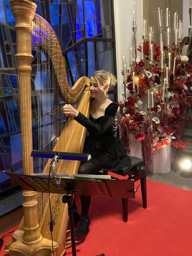 Juliane B&auml;rwaldt an der Harfe
